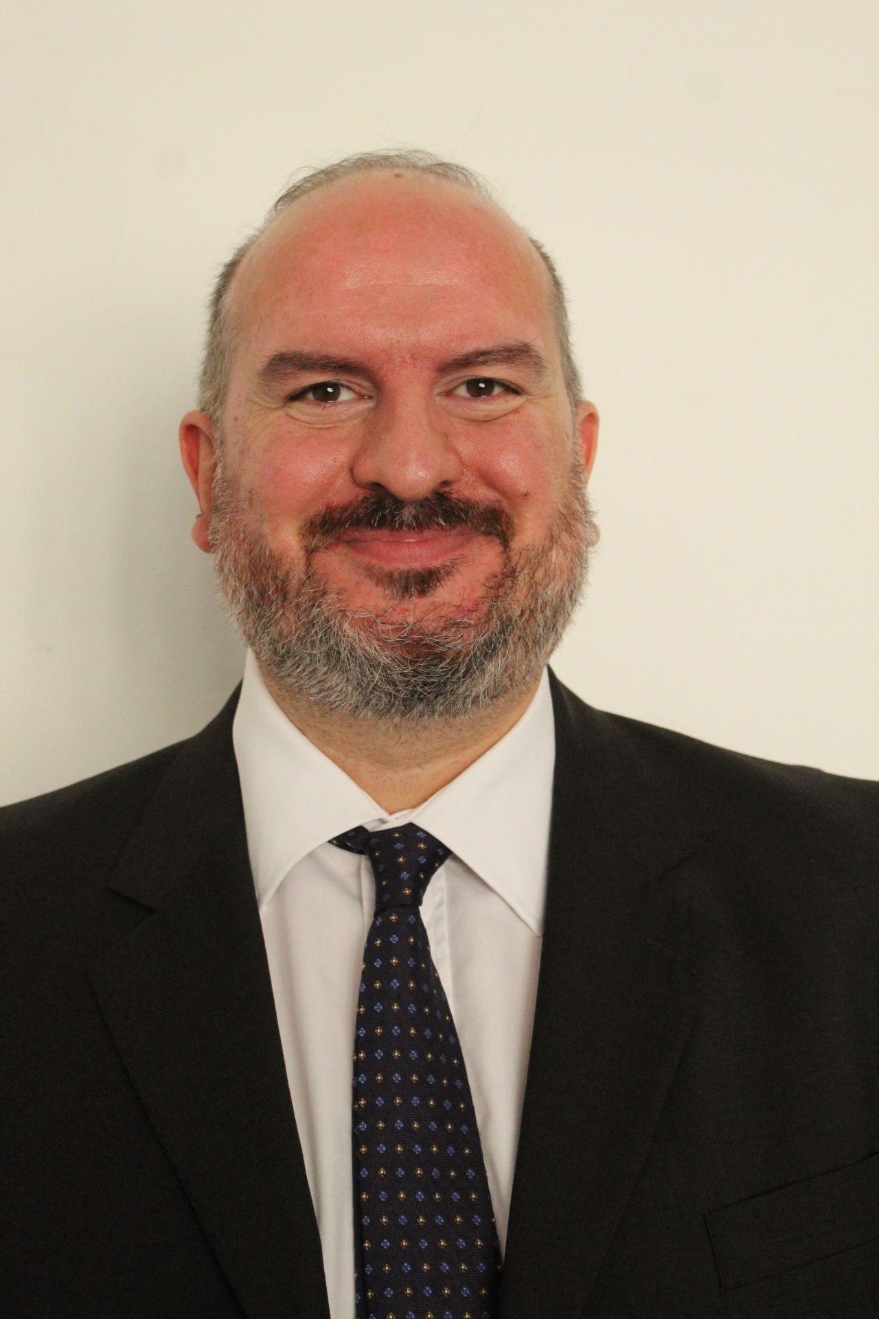 Ein Bild, das Menschliches Gesicht, Person, Krawatte, Kleidung enthält. Automatisch generierte Beschreibung