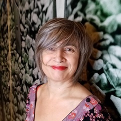 Ein Bild, das Person, Menschliches Gesicht, Lächeln, Kleidung enthält. Automatisch generierte Beschreibung