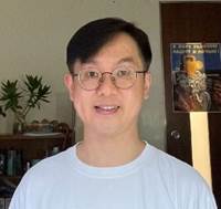 一張含有 個人, 牆, 室內, 握住 的圖片  自動產生的描述